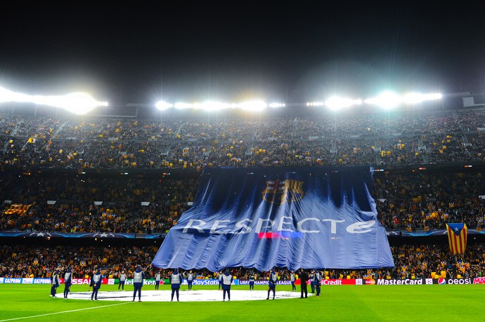 Faixa com a palavra Respecte antes de Barcelona x BATE - Champions (Foto: David Ramos/Getty Images)