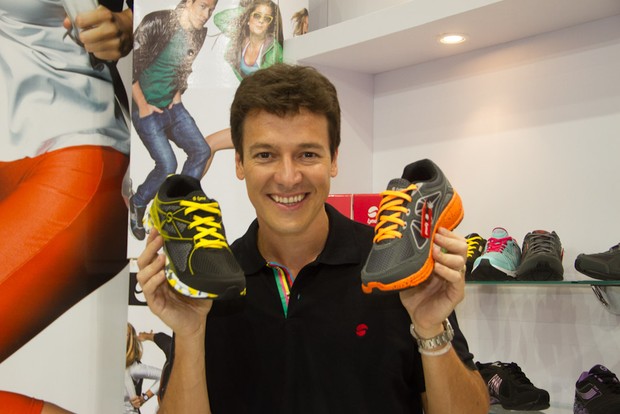 Rodrigo Faro em feira de calçados em São Paulo (Foto: Amauri Nehn/ Ag. News)