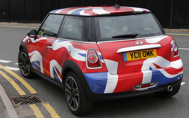 Mini personalizado com as cores do Reino Unido sai da fábrica de Oxford, nesta segunda feira (9) (Foto: Eddie Keogh /REUTERS)