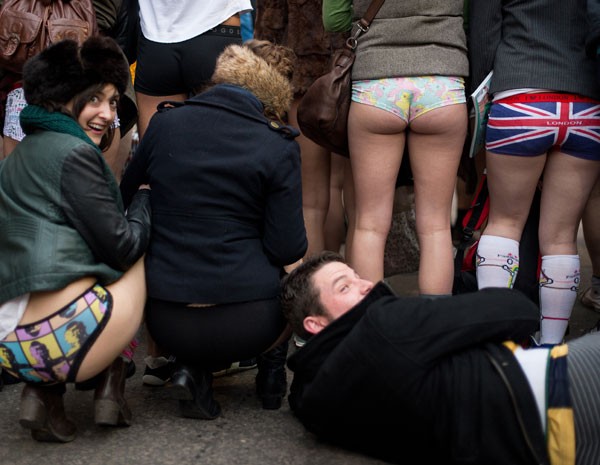 Em Londres, participantes do evento tiraram as calças pelo 13º ano. (Foto: Leon Neal/AFP PHOTO)