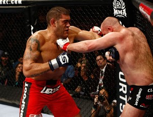 Antônio Pezão Silva em ação contra Fedor Emelianenko (Foto: Esther Lin/Strikeforce)