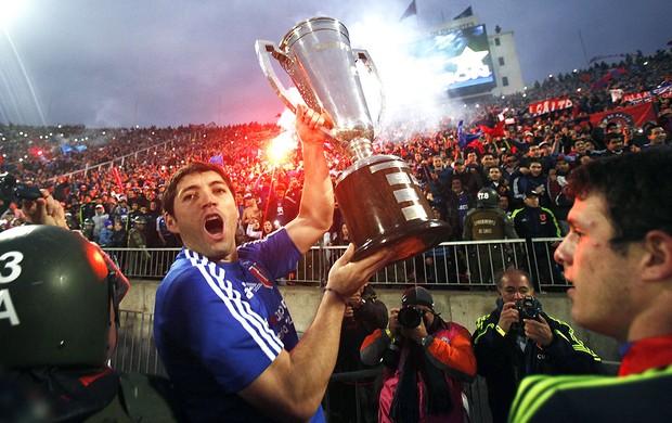 Jose Rojas com a taça de campeão da La U Chile (Foto: EFE)