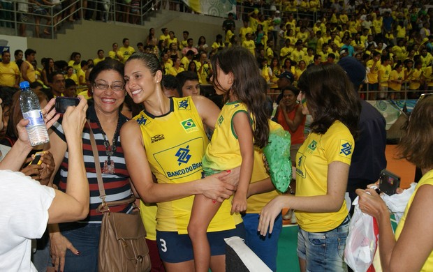 Dani Lins posa para fotos com familiares em Natal - Brasil x Holanda, vôlei feminino (Foto: Augusto Gomes)