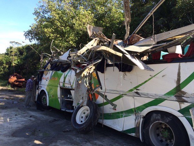 Perícia no ônibus do acidente na Rodovia Mogi-Bertioga (Foto: Solange Freitas/G1)