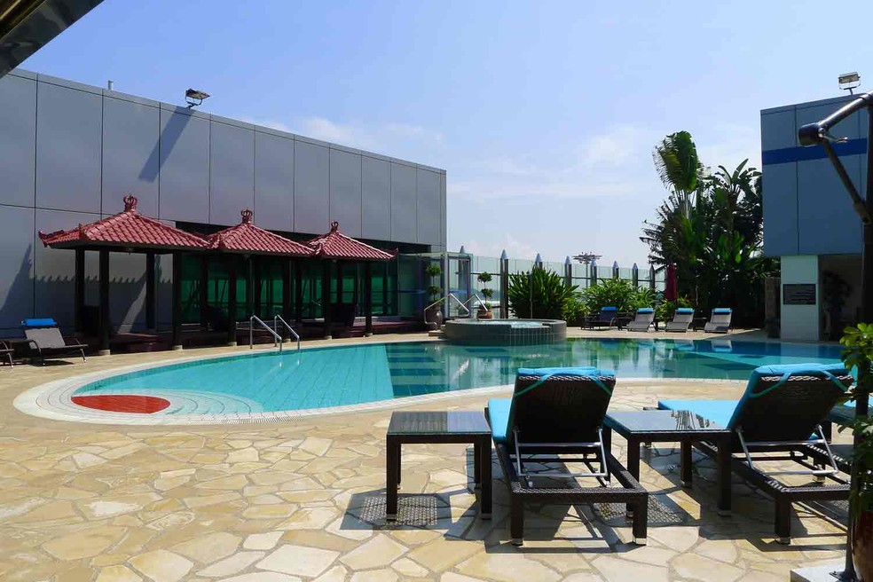 Piscina no terra&ccedil;o do aeroporto de Changi, na Cingapura (Foto: Changi Airport Group/Divulga&ccedil;&atilde;o)