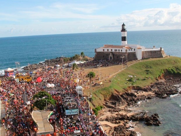 Imagem aérea do início dos desfiles dos blocos no carnaval de Salvador na sexta-feira (17) (Foto: Wesley Costa/ Ag News)