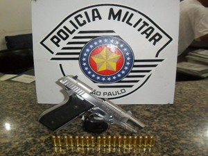 Pistola foi apreendida com chefe do tráfico. Além da arma, uma lista com cronograma do tráfico foi encontrada (Foto: Divulgação / Polícia Militar)