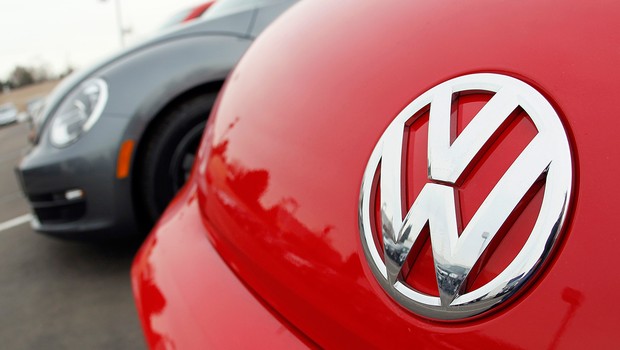Logo da montadora alemã Volkswagen é visto em modelos da marca em loja na Alemanha (Foto: EPA/Getty Images)