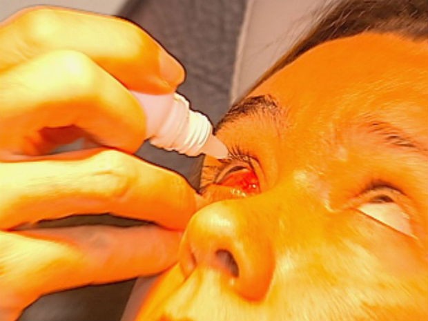 Laura recebe colírio especial para tratar bactéria no olho (Foto: Reprodução/TV Tem)