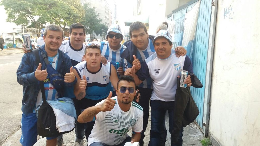  Torcedores do Tucumán fazem festa antes da partida contra o Palmeiras