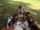 Márcio Garcia faz piquenique com a família no Central Park, em Nova York