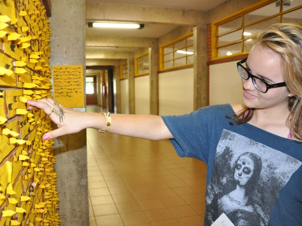 Garota de 14 anos consegue entrar na UFMS e espera ser aceita por colegas em Campo Grande MS (Foto: Fernando da Mata/G1 MS)