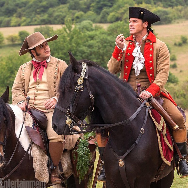 Josh Gad como Lefou e Luke Evans como Gaston em A Bela e a Fera (Foto: Reprodução/Entertainment Weekly)