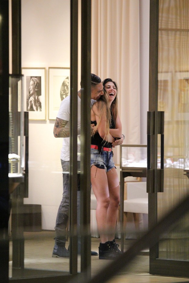 Paolo Guerrero leva a namorada em uma joalheria  (Foto: Fábio Moreno / AgNews)