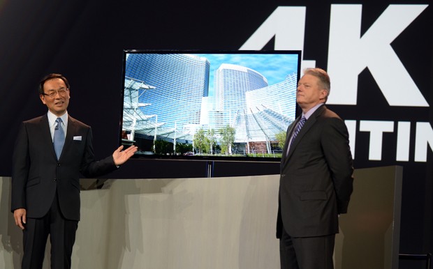 Kazuhiro Tzuga (à esquerda), CEO da Panasonic, apresenta a nova TV de OLED da companhia, que tem resolução de 4K, conhecida como ultra-altaresolução. O produto foi apresentado durante a CES 2013, maior feira de tecnologia do mundo que acontece em Las Vegas até sexta-feira (11) (Foto: Joe Klamar/AFP)