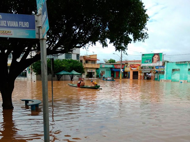 Chuva alaga ruas em Santa Maria da Vitória (Foto: Divulgação/Correios) Chuva alaga ruas em Santa Maria da Vitória (Foto: Divulgação/Correios)