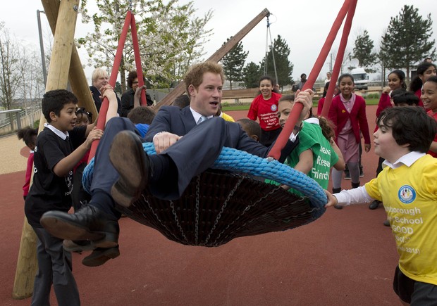 Príncipe Harry brinca com crianças (Foto: Grosby Group)