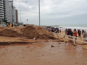 Três metros de areia cobriam a pista da Via Costeira (Foto: Felipe Gibson/G1)
