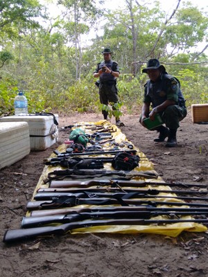 Espingardas de calibres 28 e 32 foram apreendidas em Fernando Falcão, no MA (Foto: Divulgação/batalhão de Polícia Ambiental)