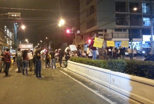 Manifestantes protestaram na noite de sexta-feira (9) (Foto: Moniele Nogueira / TV TEM) Manifestantes protestaram na noite de sexta-feira (9) (Foto: Moniele Nogueira / TV TEM)