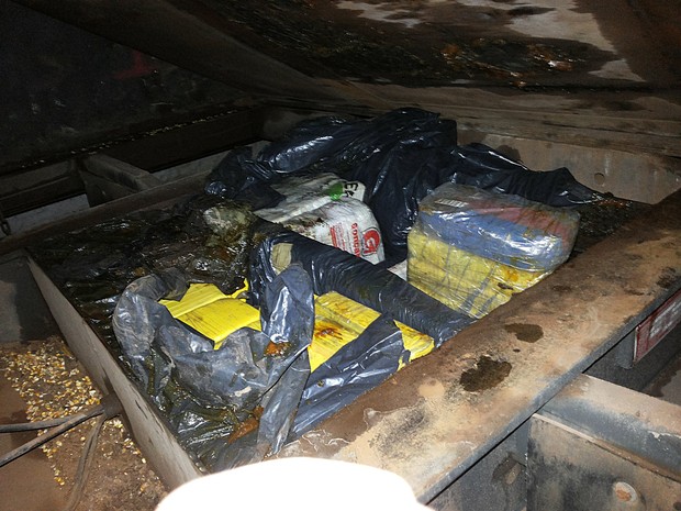 Droga foi encontrada em um fundo falso de um caminhão com placas de Rondônia (Foto: Divulgação/PF) Droga foi encontrada em um fundo falso de um caminhão com placas de Rondônia (Foto: Divulgação/PF)