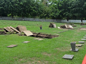 Restos mortais são transferidos ao ossário para abrir vagas para novos sepultamentos (Foto: Aline Nascimento/G1)