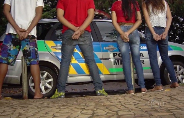 Menores capotam carro roubado e são apreendidos, em Goiânia Goiás (Foto: Reprodução/TV Anhanguera)