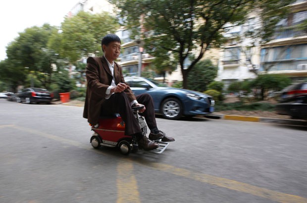 Xu Zhiyun, de 60 anos, construiu um minicarro em Xangai (Foto: Aly Song/Reuters)