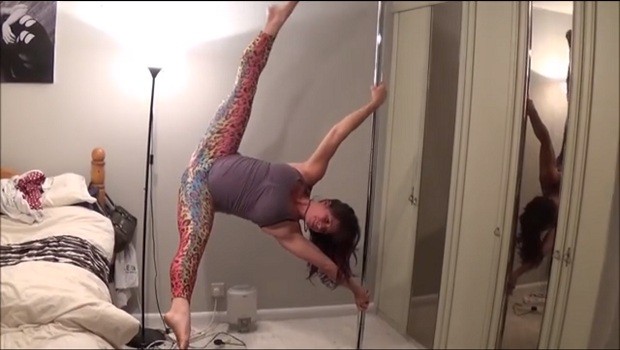 Kat Bailey fazendo pole dance (Foto: Reprodução Facebook)