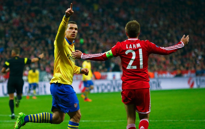 Podolski comemora, Lahm reclama, Bayern de Munique x Arsenal (Foto: Reuters)