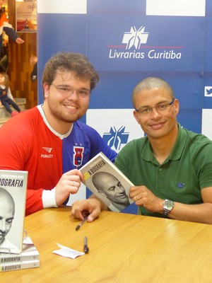 Com presença de jogadores, Alex lota livraria em lançamento de biografia