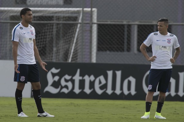 Campeão paulista, Corinthians promete reforços, mas teme perder dois titulares