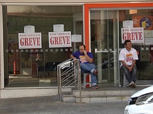 Bancários em frente a banco em Rio Preto (Foto: Reprodução / TV Tem) Bancários em frente a banco em Rio Preto (Foto: Reprodução / TV Tem)