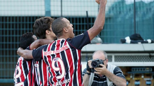 Jogadores do São Paulo comemoram gol (Foto: Marcos Ribolli)