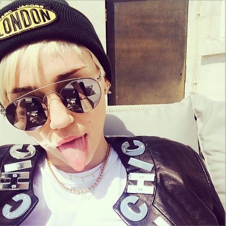 Miley Cyrus faz careta em selfie (Foto: Instagram)