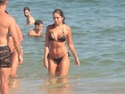 Carolina Portaluppi exibe a ótima forma e se refresca em praia do Rio