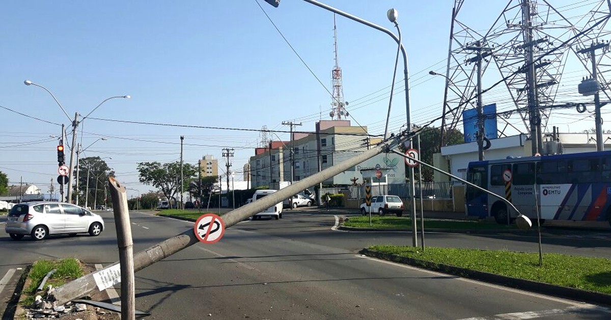 G Carro Capota Em Cruzamento Derruba Poste E Interdita Avenida De