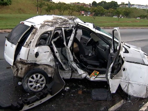 Táxi da vítima ficou completamente destruído após batida (Foto: Imagens/TV Bahia)