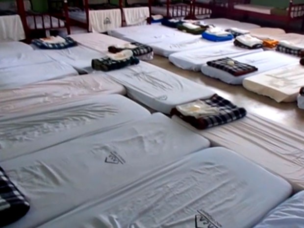 Colchões espalhados no chão para adolescentes dormirem (Foto: Reprodução/TV Globo)