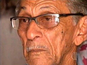 Antônio Alves da Silva, aposentado de 71 anos, que ainda chora a morte da esposa, do neto e da cunhada em Mossoró, RN (Foto: Reprodução/Inter TV Cabugi)