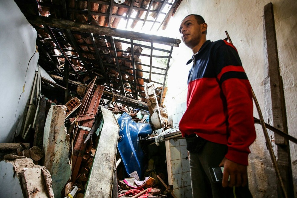 Sebastião da Silva mostra a casa que foi quase toda destruída no deslizamento de terra (Foto: Jonathan Lins/G1)