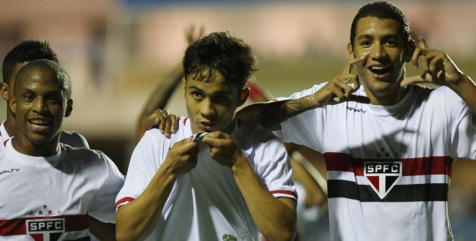 Matheus Queiroz comemora com os companheiros o gol que marcou diante do São Raimundo (Foto: Rubens Chiri / site oficial do São Paulo FC)