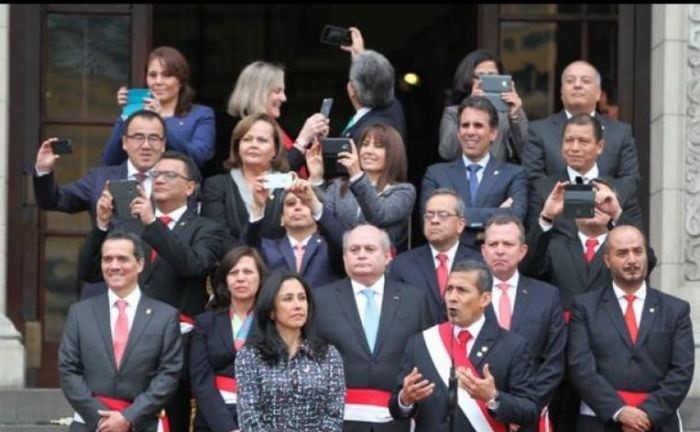 Ministros do Peru fazendo selfie