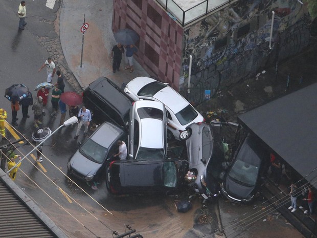 Carros ficam empilhados na rua Harmonia, na Vila Madalena, Zona Oeste de São Paulo (Foto: Tiago Queiroz/Estadão Conteúdo)