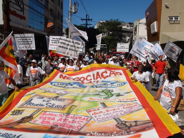 Servidores da UFBA ocupam reitoria e realizam protesto em Salvador (Foto: Gabriel Gonçalves/G1)