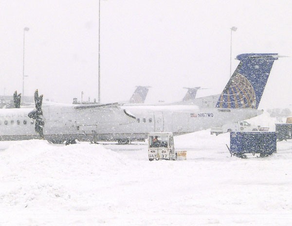 Aviões são vistos em pista durante uma tempestade de neve no aeroporto internacional de Dulles, em Washington, nesta segunda. (Foto: Yuri Gripas/Reuters)