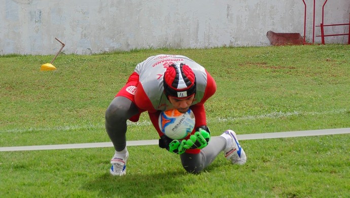 Andrey usa capacete em treino do América-RN (Foto: Edmo Nathan/ Divulgação) Andrey usa capacete em treino do América-RN (Foto: Edmo Nathan/ Divulgação)
