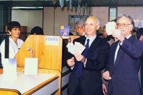 Em julho de 1994, Itamar Franco, à direita, mostra cédulas do real ao lado de Rubens Ricupero, que substituiu FHC como ministro da Fazenda. Com o apoio de Itamar, Fernando Henrique Cardoso usou o Plano Real para se eleger presidente no mesmo ano. (Foto: Ed Ferreira/Arquivo/AE)