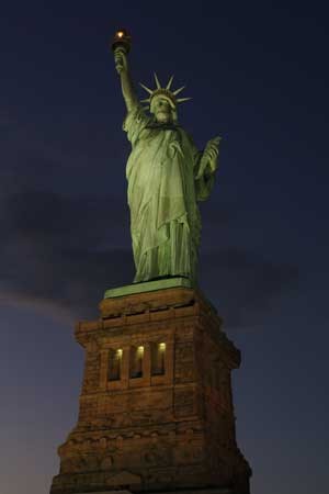 Estátua da Liberdade é iluminada pela primeira vez após tempestade Sandy em 9 de novembro, em foto do Serviço Nacional de Parques dos EUA  (Foto: AP)