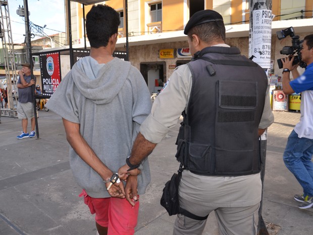 Suspeito foi detido no Ponto de Cem Réis (Foto: Walter Paparazzo/G1)